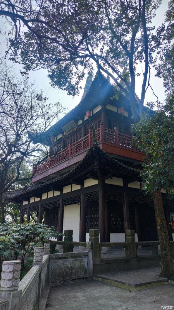 逃离废弃的建筑